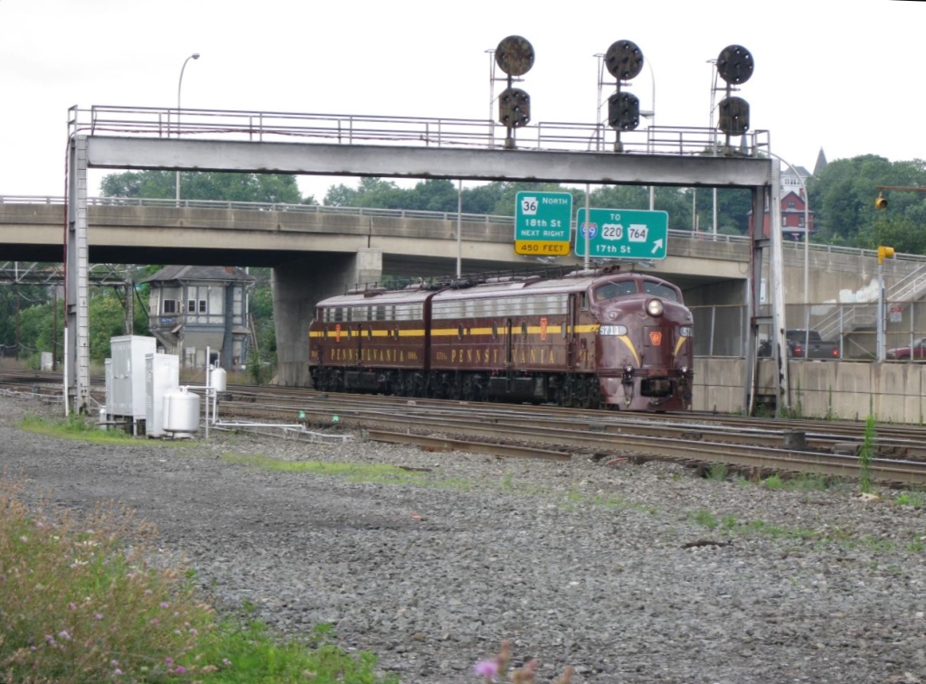 Restaurierte Pennsylvania Railroad E-8 Dieselloks #5711 und #5809 steht 13/7/2008 in Altoona Pennsylvania.