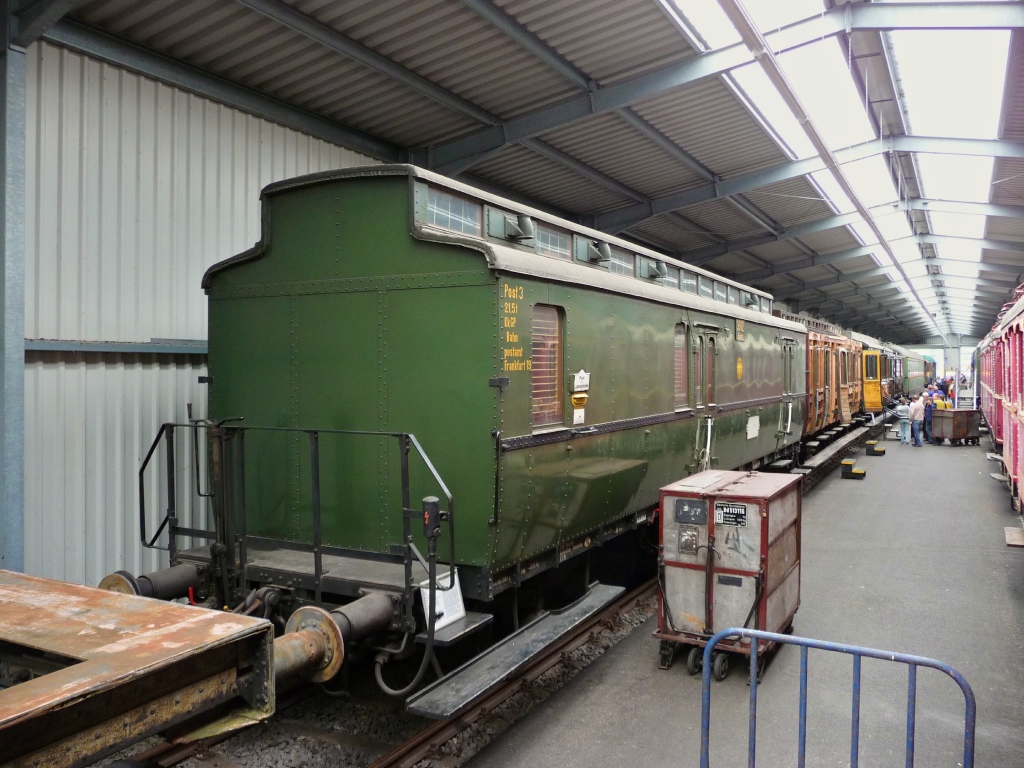 Restaurierter Bahnpostwagen 3912  Mainz  in der Fahrzeughalle des Eisenbahnmuseums Bochum-Dahlhausen.

