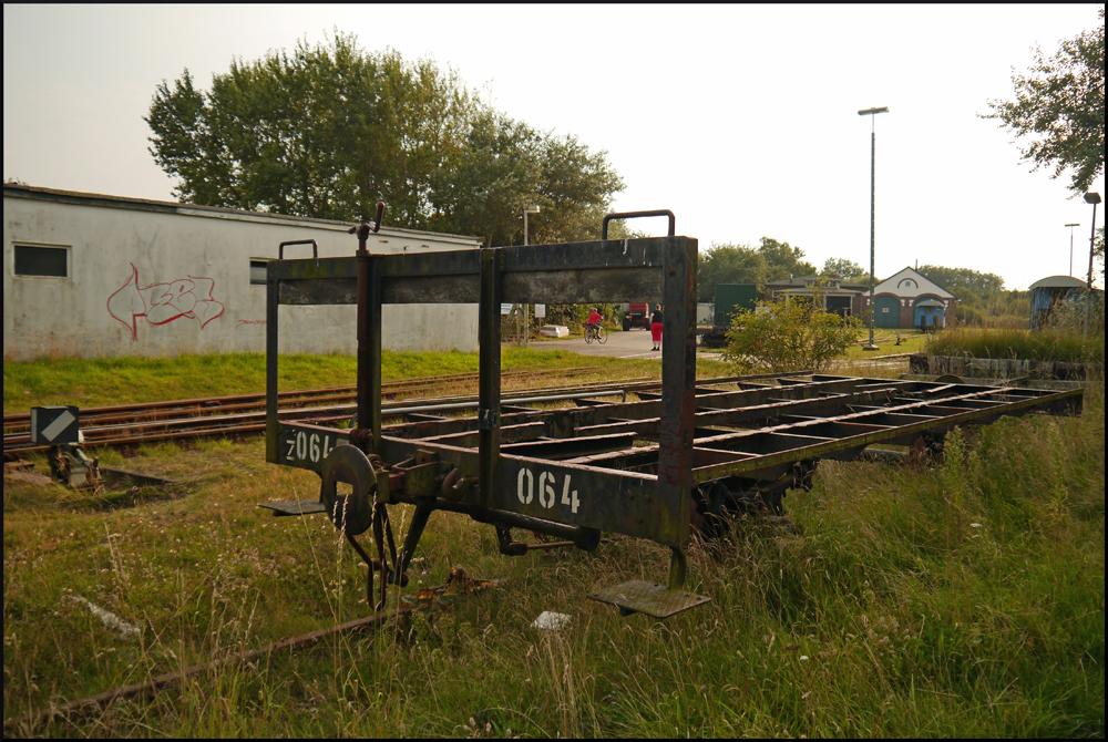 Reste eines Gterwagens (Nr. 064) der Wangerooger Inselbahn, der in Bahnhofsnhe abgestellt wurde. Der Wagen wurde 1903 (!) in Raststatt gebaut und steht nun unbeachtet auf einem zuwachsenden Abstellgleis und muss dem harten Nordsee-Klima trotzen. (29.08.2012)