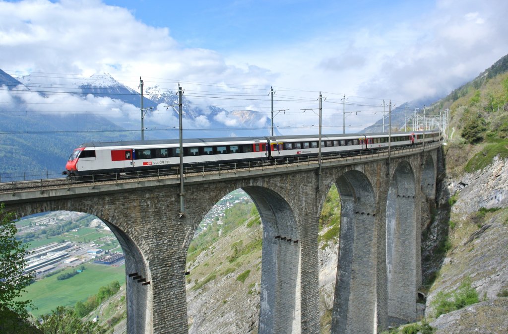 Rettungsbung im Ltschbergbasistunnel, Umleitung der IC's ber die alte Bergstrecke: Da die IC 200 nicht ber die Bergstrecke fahren drfen, verkehrten heute ausschliesslich EWIV Pendel als Extrazge. Im Bild ist der Bt  50 85 28-94 980-5 an der Spitze des EXT 30812 bei Hohtenn, 04.05.2013.