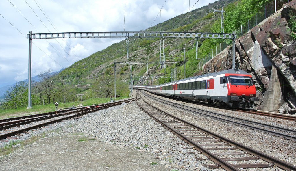 Rettungsbung im Ltschbergbasistunnel, Umleitung der IC's ber die alte Bergstrecke: 12-teiliger EWIV Pendel, zuvorderst Bt 50 85 28-94 960-7, als EXT 30818 in Lalden, 04.05.2013.