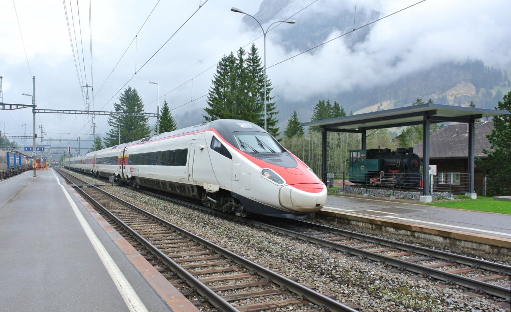 Rettungsbung im Ltschbergbasistunnel, Umleitung der IC's ber die alte Bergstrecke: ETR 610 005 als EC 57 bei Durchfahrt in Kandersteg. Rechts neben dem Zug steht eine kleine Dampflok als Denkmal, 04.05.2013.