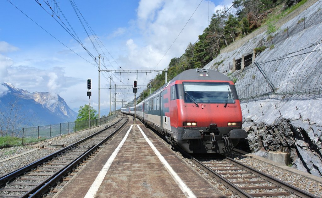 Rettungsbung im Ltschbergbasistunnel, Umleitung der IC's ber die alte Bergstrecke: EXT 30063 bei Durchfahrt in Hohtenn, 04.05.2013.