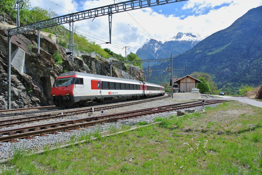 Rettungsbung im Ltschbergbasistunnel, Umleitung der IC's ber die alte Bergstrecke: EXT 30827 bei Durchfahrt in Lalden, 04.05.2013.