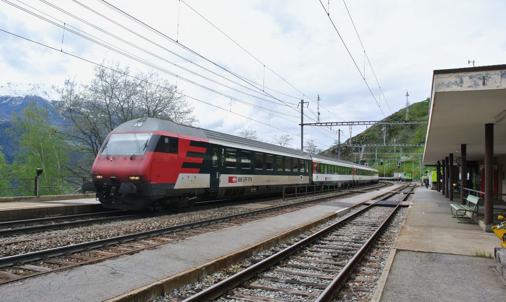 Rettungsbung im Ltschbergbasistunnel, Umleitung der IC's ber die alte Bergstrecke: EXT 30820 bei Durchfahrt in Ausserberg, 04.05.2013.