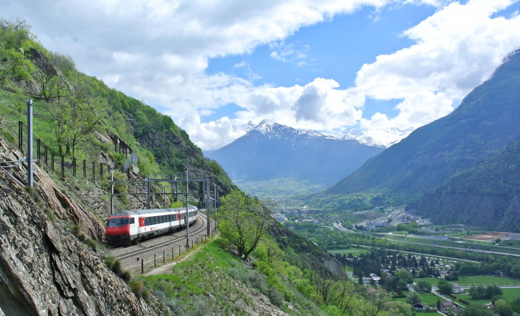 Rettungsbung im Ltschbergbasistunnel, Umleitung der IC's ber die alte Bergstrecke: EXT 30816 schlngelt sich bei Lalden in Richtung Brig, 04.05.2013. 