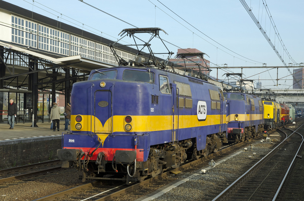 Reunion 60 Jahre E-Lok 1200, 12.11.2011 im Bhf. Amersfoort.
Die beiden ACTS-Loks 1252 und 1255 (ex-NS 1225 und 1221), dahinten die obengenannten NS-Loks.
