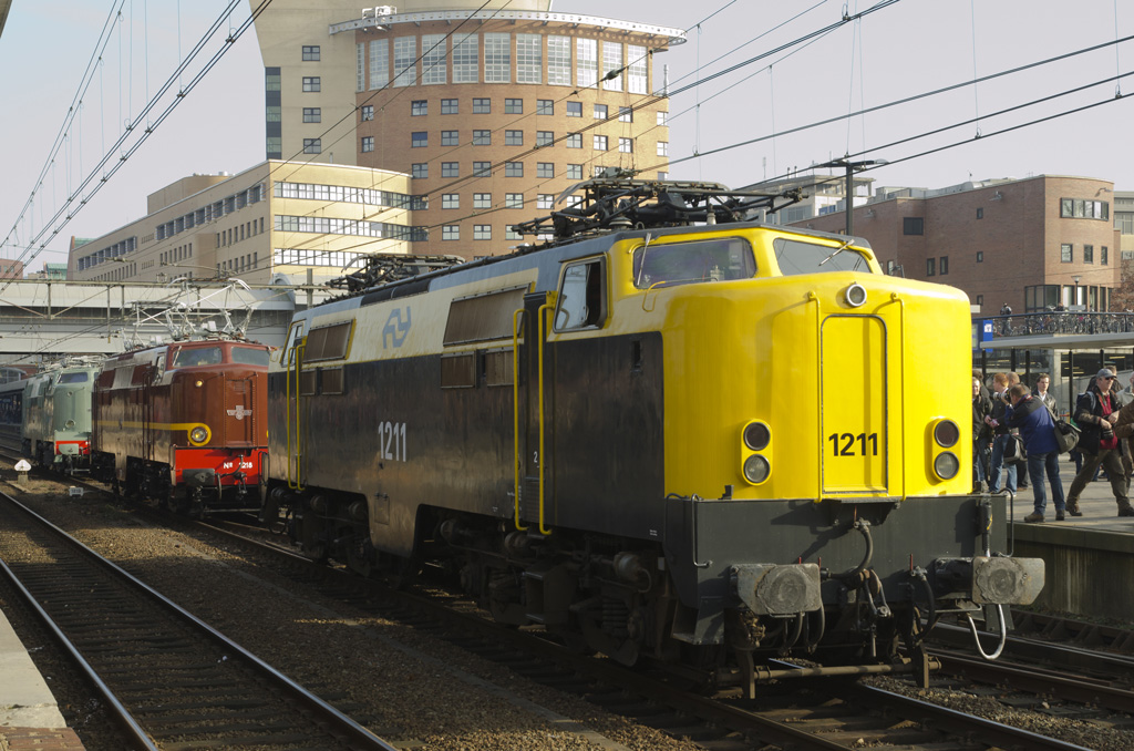 Reunion 60 Jahre E-Lok 1200, 12.11.2011 im Bhf. Amersfoort.
Lok 1211 tragt das Farbkleid in dem alle Loks ab 1971 gestrichen sind. Dieses Fahrzeug wird in kurzem in der Sammlung des BahnParks Augsburg aufgenommen.