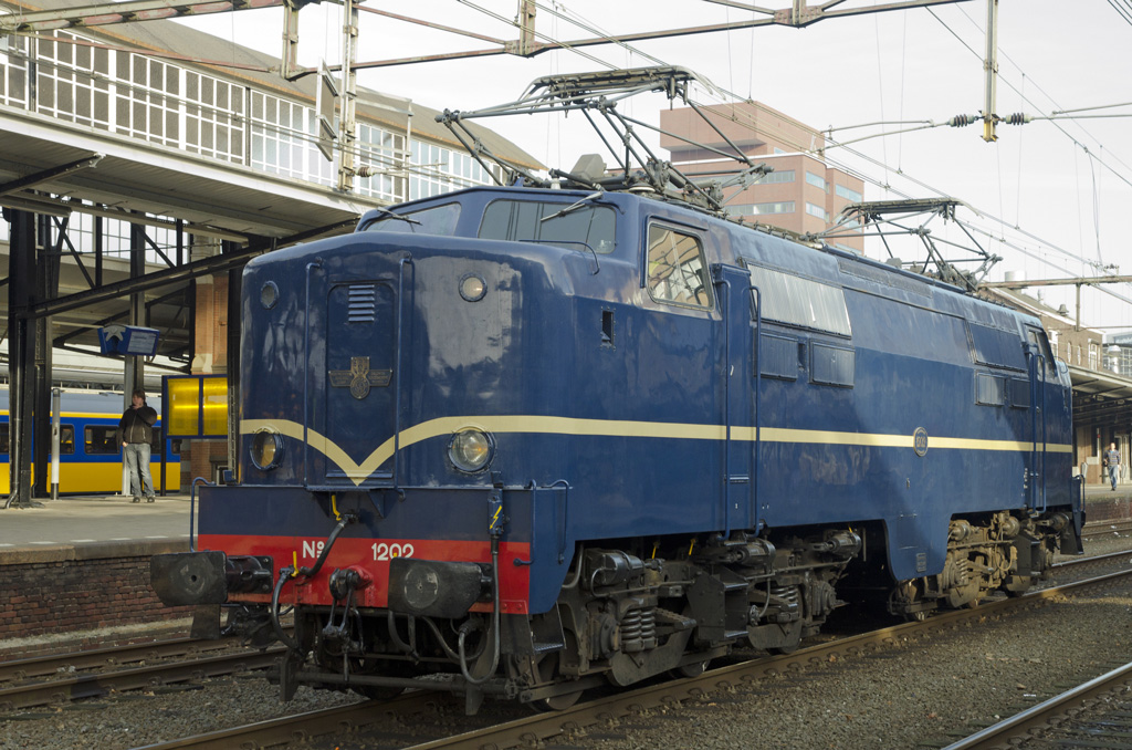 Reunion 60 Jahre E-Lok 1200, 12.11.2011 im Bhf. Amersfoort.
Schon ab 1954 bekamen alle Loks diese blaue Farbe. Lok 1202 ist heute ein Museumsfahrzeug von dem Niederl�ndischen Eisenbahmuseum und fahrf�hig.