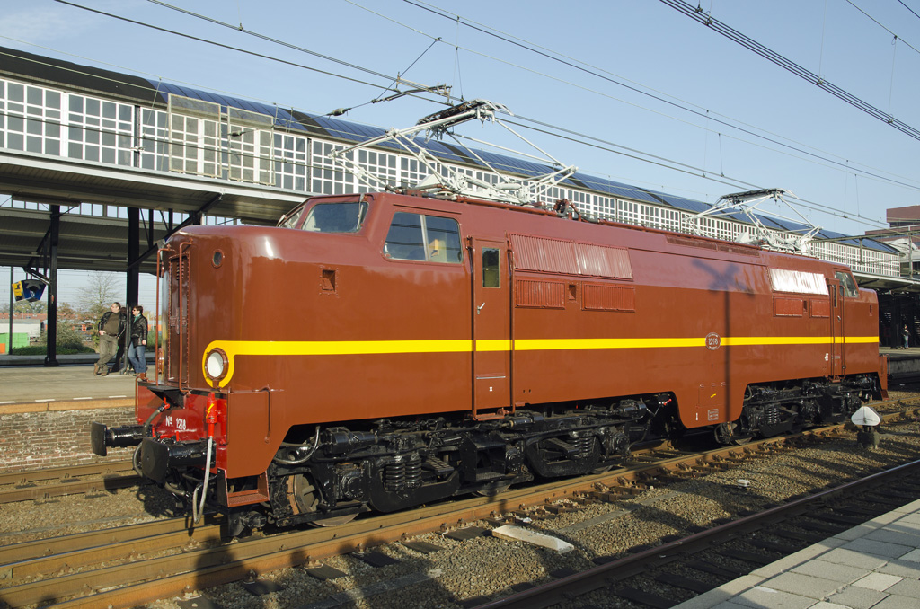 Reunion 60 Jahre E-Lok 1200, 12.11.2011 im Bhf. Amersfoort.
Lok 1218 ist einer von 11 Loks die in dieser braunen Farbe angeliefert wurde. Die ersten 14 Loks kamen in das auffallende T�rkis. Wie der 1201 ist auch der 1218 fahrf�hig, aber noch nicht zugelassen.