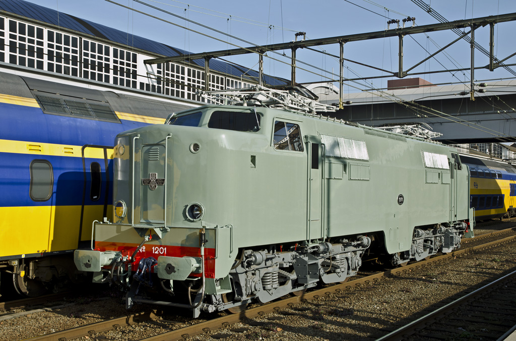 Reunion 60 Jahre E-Lok 1200, 12.11.2011 im Bhf. Amersfoort.
Lok 1201 prsentiert sich in ihren Anlieferungszustand. Sie ist das erste Exemplar einer Reihe von insgesamt 25 Lokomotiven die nach amerikanischen Entwurf ab 1951 bei NS in Dienst gesetzt wurden. 