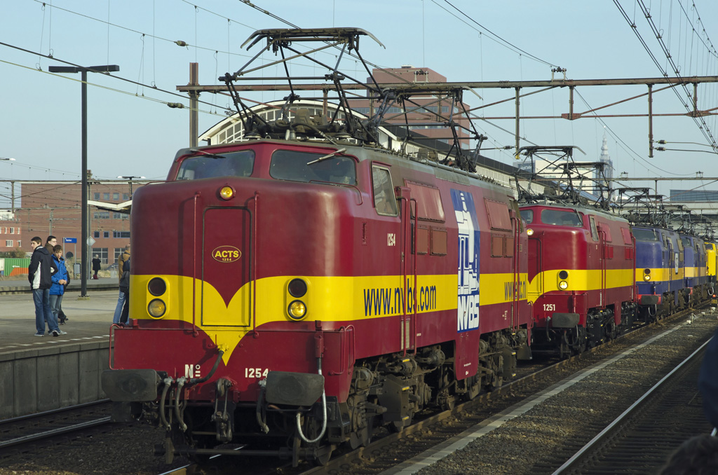 Reunion 60 Jahre E-Lok 1200, 12.11.2011 im Bhf. Amersfoort.
Die beiden Loks 1254 und 1251 fahren heute fr EETC (Euro-Express Treincharter BV).