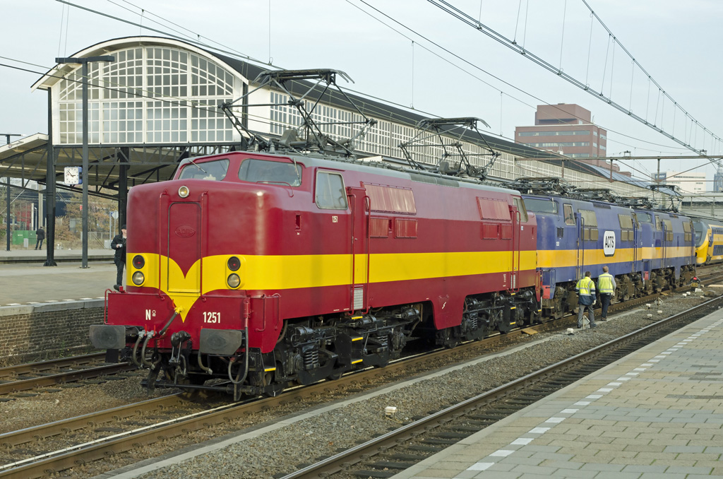 Reunion 60 Jahre E-Lok 1200, 12.11.2011 im Bhf. Amersfoort.
EETC 1251, ACTS 1252 und 1255 fr die alte Bahnsteigsberdachung.