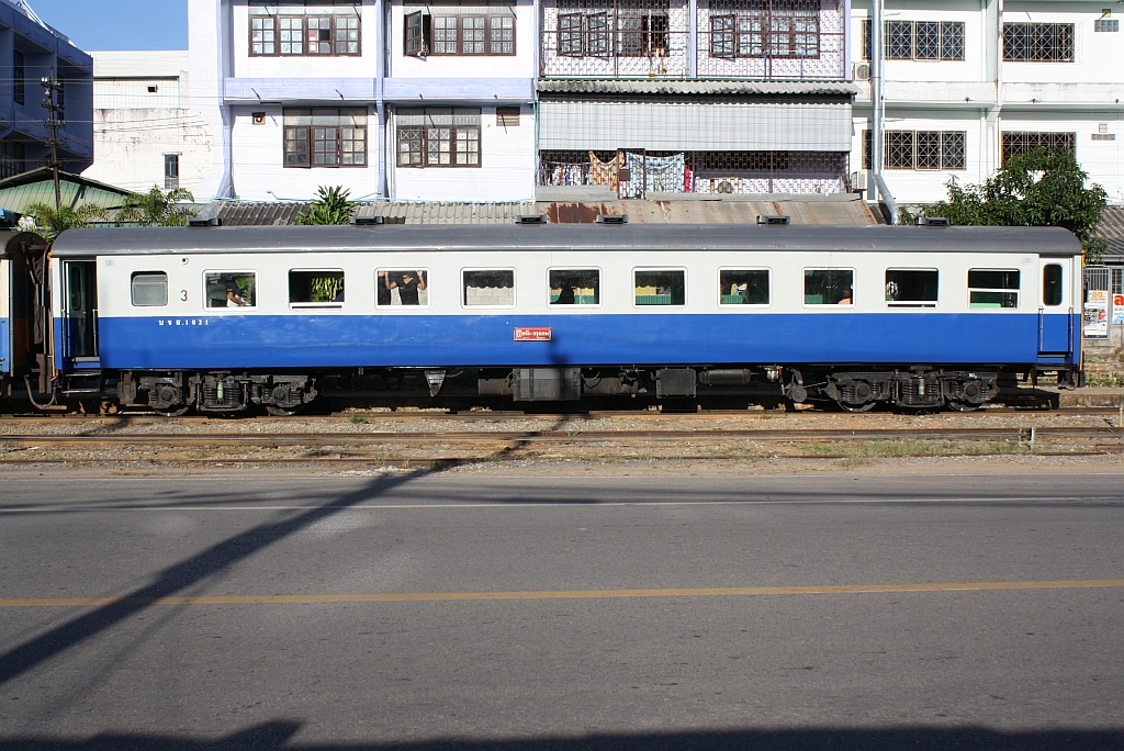 Revidiert und mit Neulack versehen zeigt sich der บชส. 1021 (บชส.=BTC =Bogie Third Class Carriage) eingereiht im EXP 84 (Trang - Bangkok) am 24.Oktober 2010 im Bf. Trang.