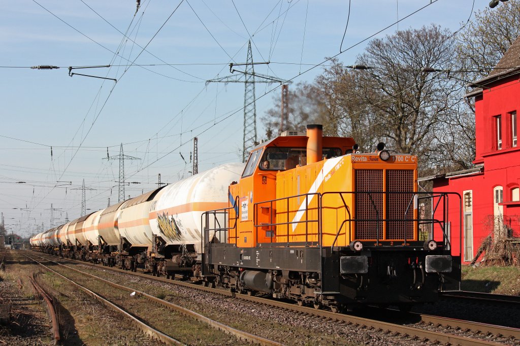 Revita Twin 1700 C'C' (241 007) am 26.3.12 mit einem Gaskesselzug bei der Durchfahrt durch Ratingen-Lintorf.