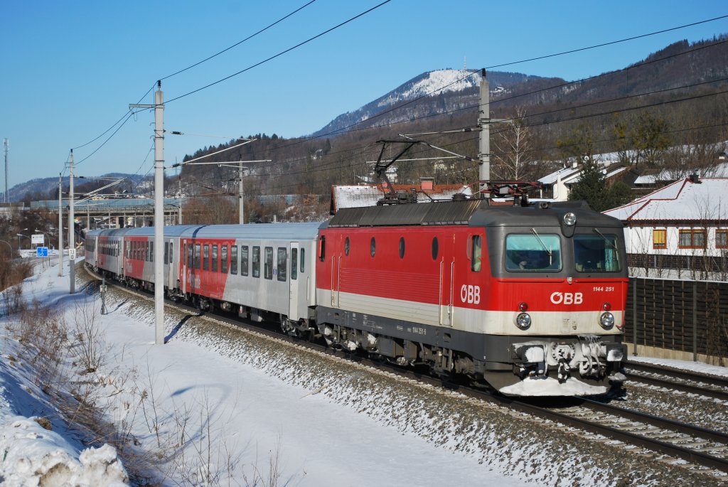 REX 1508 von Salzburg nach Wrgl bei der Durchfahrt durch Puch/Urstein
bei klirrender Klte am 05.01.2011. Bespannt mit der Innsbrucker 1144 251.