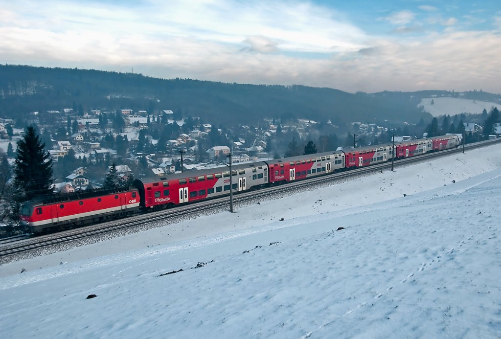 REX 1614 ist von Wien Westbahnhof nach St.Valentin unterwegs und wird in wenigen Minuten Eichgraben-Altlengbach erreichen. Die Aufnahme entstand am 19.12.2010.