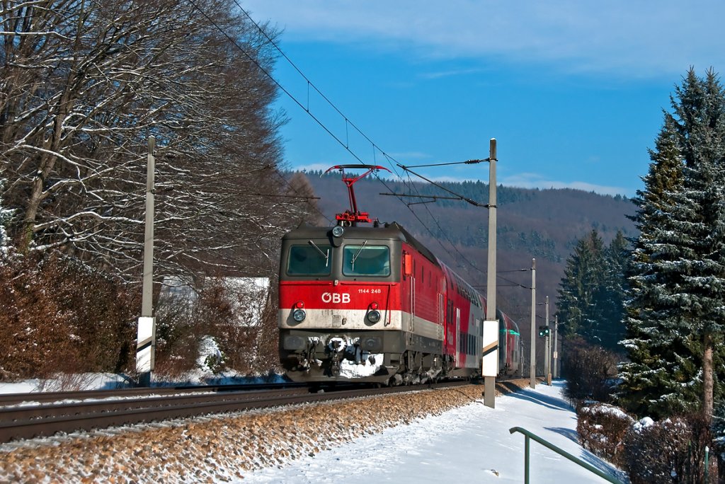 REX 1621 ist mit 1144 248 Richtung Wien Westbf. unterwegs. Die Aufnahme entstand am 19.12.2010 kurz nach Tullnerbach-Pressbaum.
