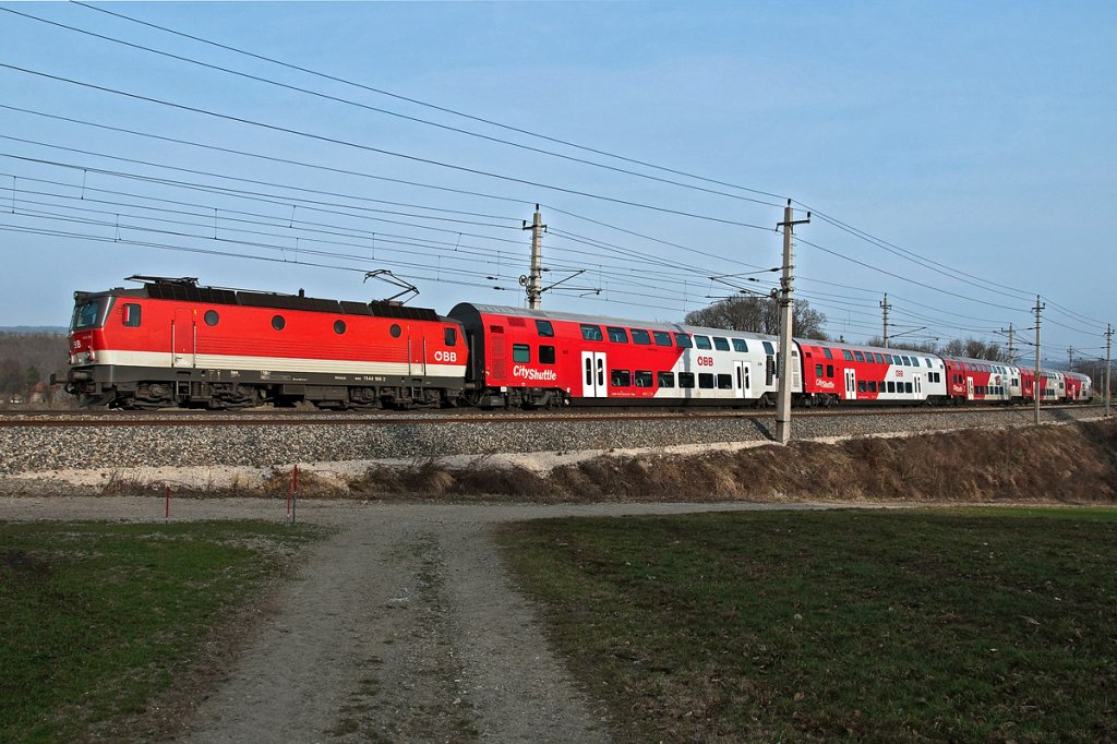 REX 1626 hat soeben die Station in Bheimkirchen verlassen und strebt dem nchsten Aufenthalt in St. Plten zu. Das Foto entstand am 25.03.2011.