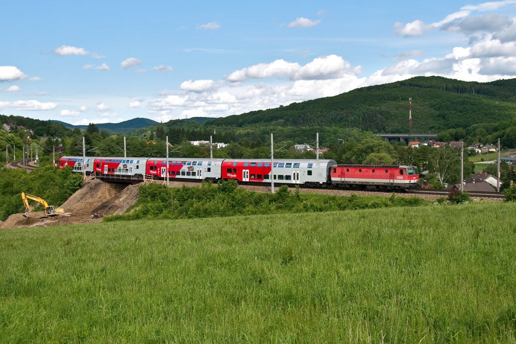 REX 1628 ist Richtung St. Plten unterwegs. Die Aufnahme entstand am 20.05.2013 bei Drrwien.