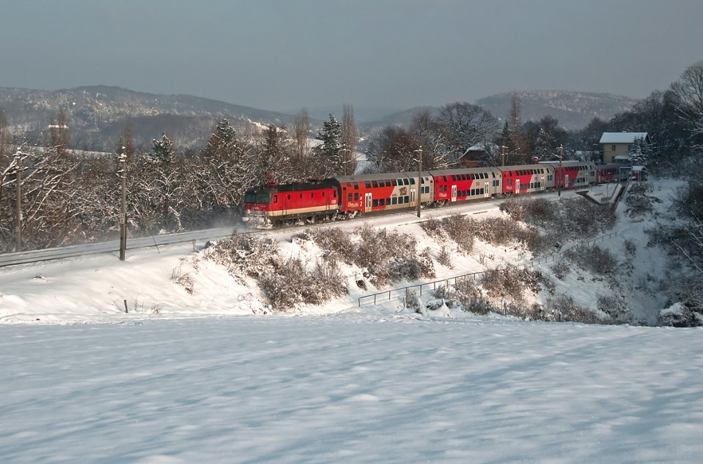 REX 1629 ist an diesem Winternachmittag Richtung Wien Westbahnhof unterwegs. Unter Oberndorf, am 04.12.2010.