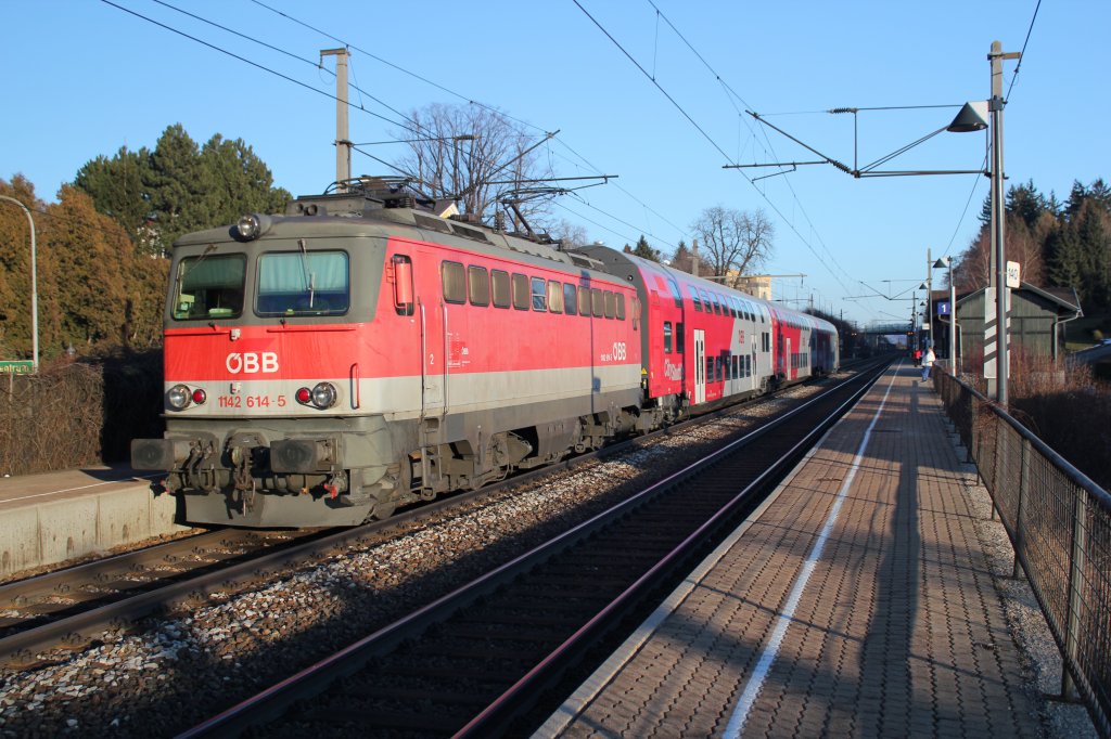 REX 1630 bei der Abfahrt in der Station  Neulengbach Stadt  Richtung St.Plten unterwegs im abendlichen Sonnenschein am 22.02.2012