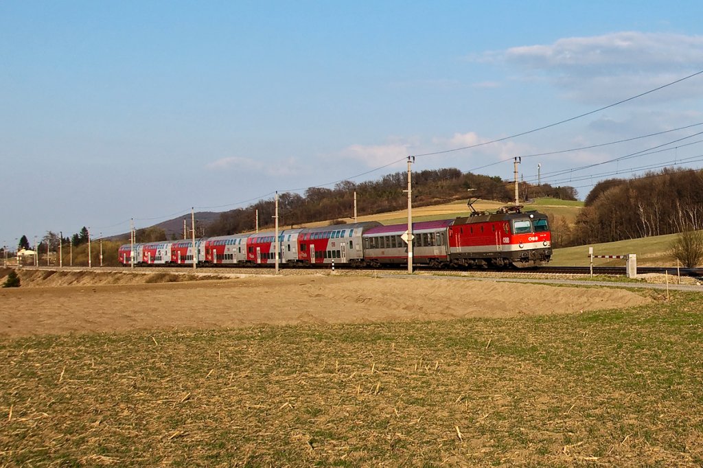 REX 1632 ist von Wien nach St. Valentin unterwegs. Die Aufnahme entstand am 30.03.2011 kurz nach Neulengbach.