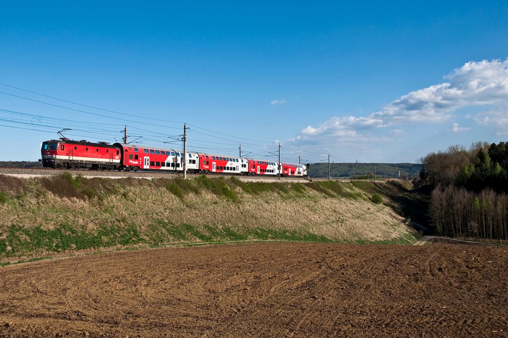 REX 1633 ist von St. Valentin nach Wien Westbahnhof unterwegs. Schildberg, am 09.04.2011.
