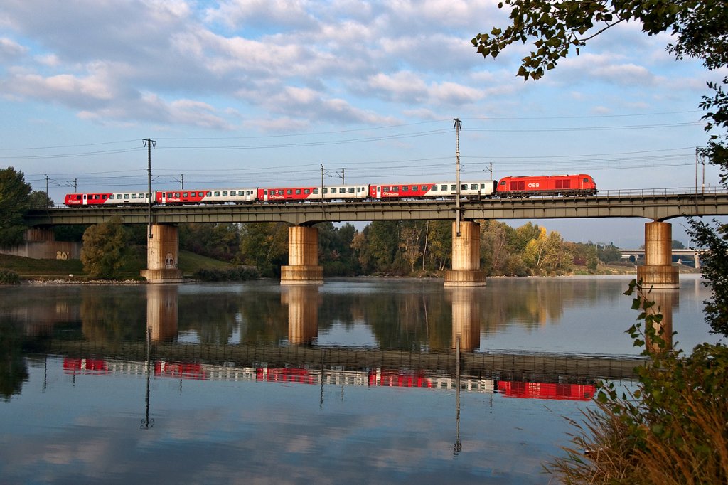 REX 2507  Ihr Zug zur Therme Wien  spiegelt sich im Entlastungsgerinne in Wien. Die Aufnahme entstand am Morgen des 16.10.2011.