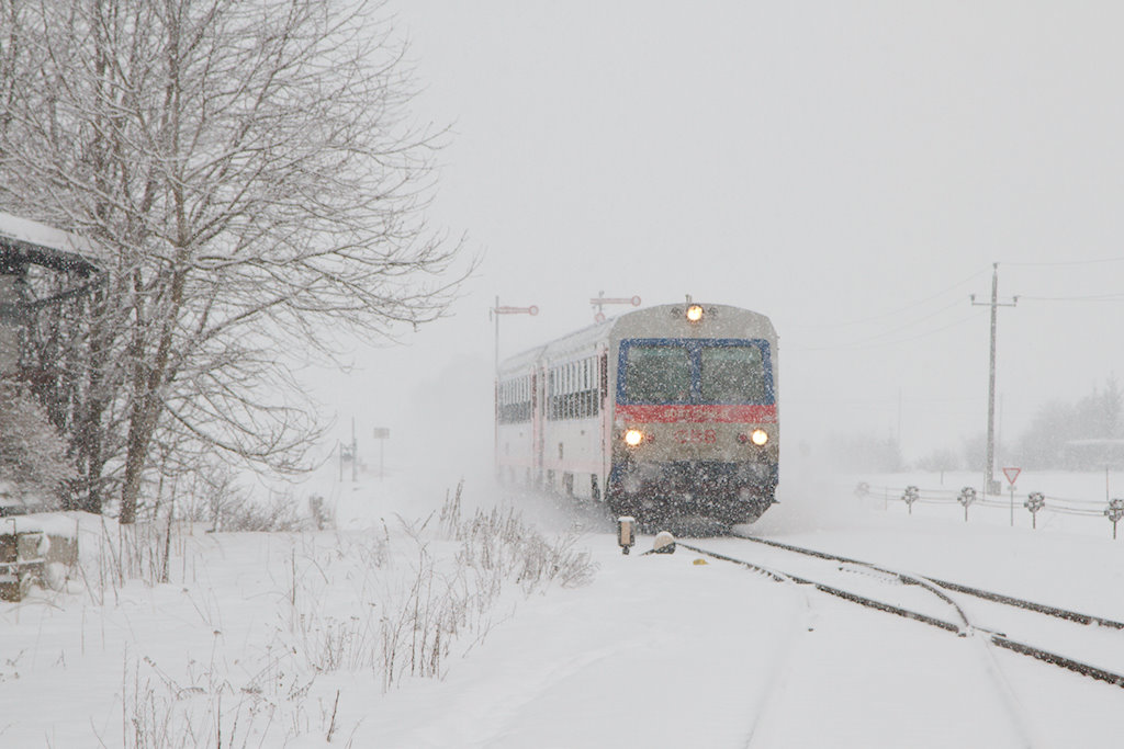 REX 5810 auf der Fahrt in Richtung Salzburg, aufgenommen bei der Einfahrt in den Bahnhof Munderfing (23.02.2013)