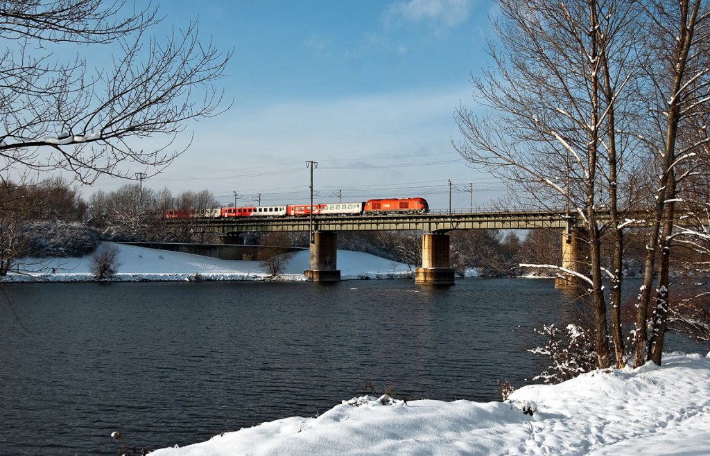 REX 6518, �berquert an diesem sonnigen Wintermorgen das Wiener Entlastungsgerinne. Die Aufnahme entstand am 04.12.2010.