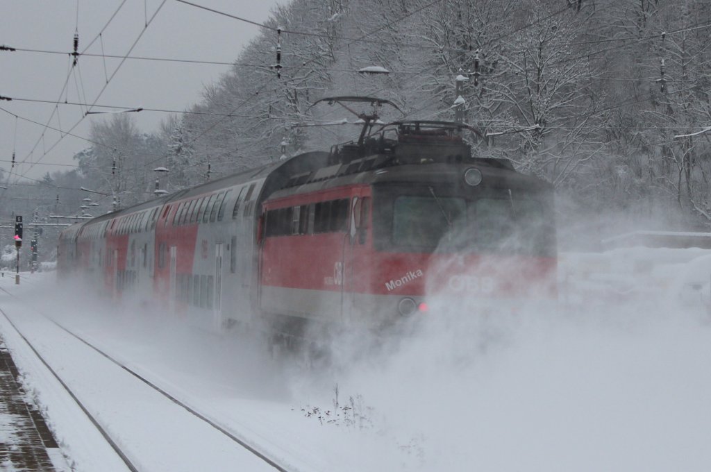 REX 7117 wird von einer 1142 609  Monika  von Krems an der Donau (Kr) nach Wien Franz Josefs-Bahnhof (Wf) geschoben, hier zum sehen im Bahnhof Kritzendorf (Kz); am 23.02.2013