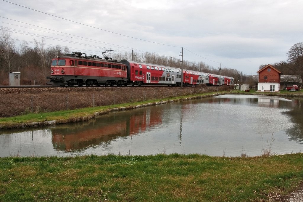 REX 7118 von Wien nach Krems/Donau spiegelt sich im Fischteich kurz vor Kritzendorf. Die Aufnahme enstand am 10.12.2011.