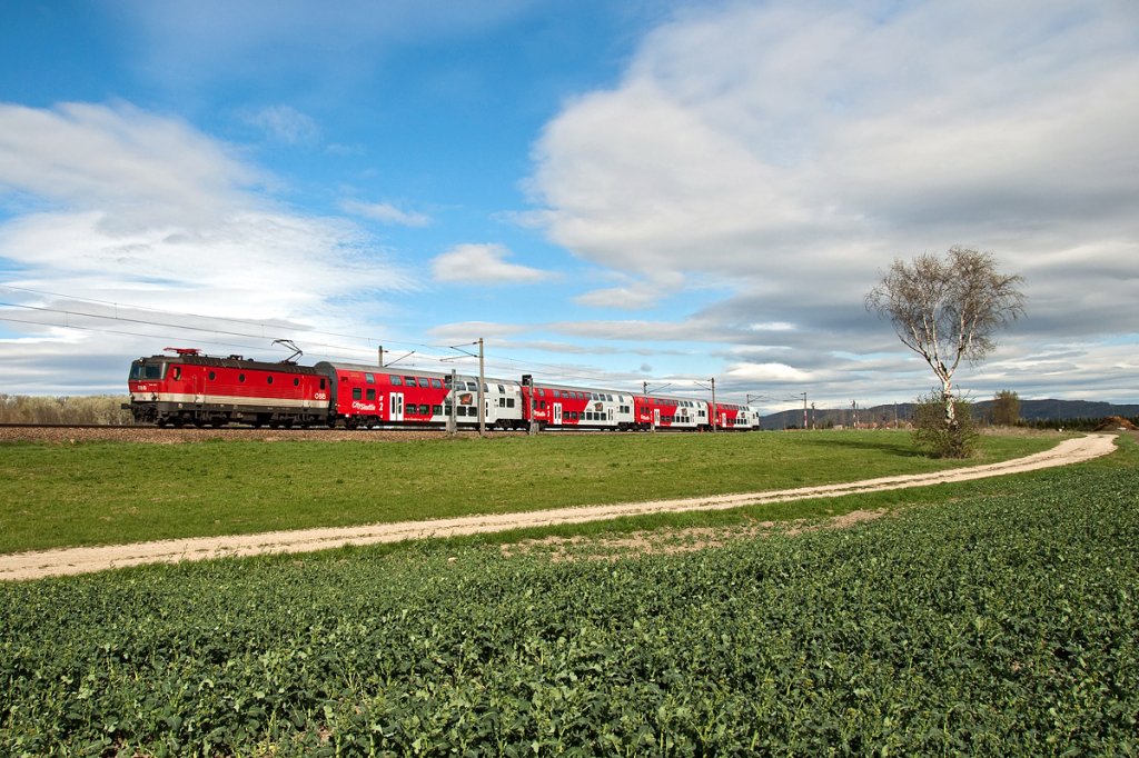 REX 7122 ist von Wien Franz Josef's Bahnhof nach Krems an der Donau unterwegs. Die Aufnahme entstand am 08.04.2011 vor Langenlebarn.