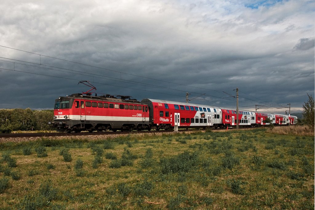 REX 7125 ist unter imposanter Wolkenstimmung am 09.09.2011 bei Langenlebarn Richtung Wien FJB unterwegs.