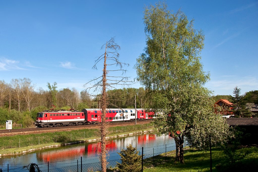 REX 7127 hat sein Ziel, Wien Franz Josefs Bahnhof fast erreicht. Kritzendorf, am 27.04.2012.