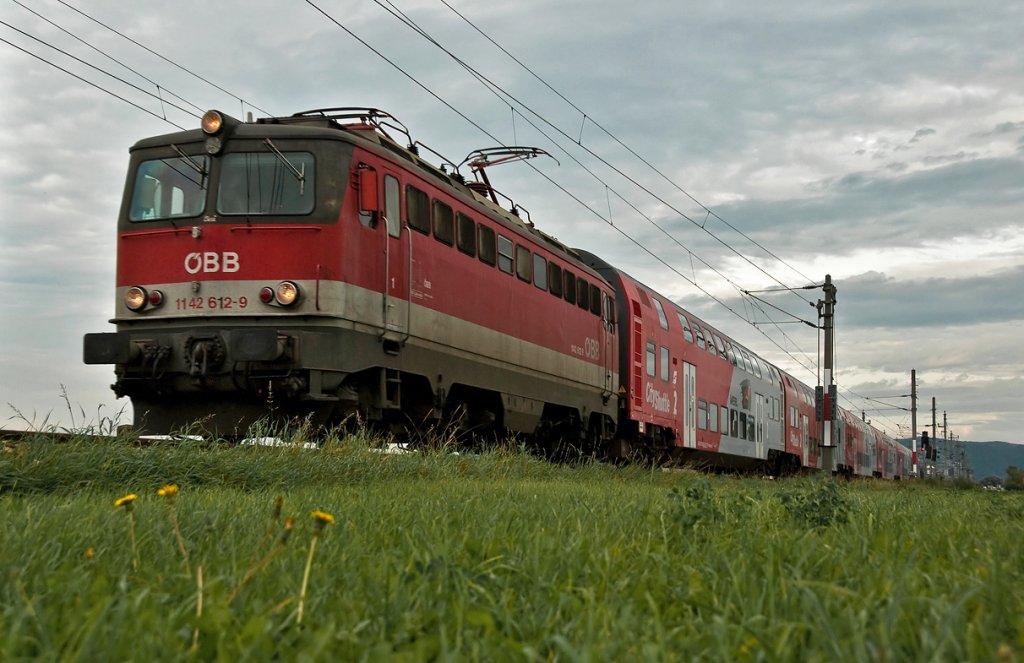REX 7128 ist nach Krems an der Donau unterwegs. Langenlebarn, am 17.09.2010.