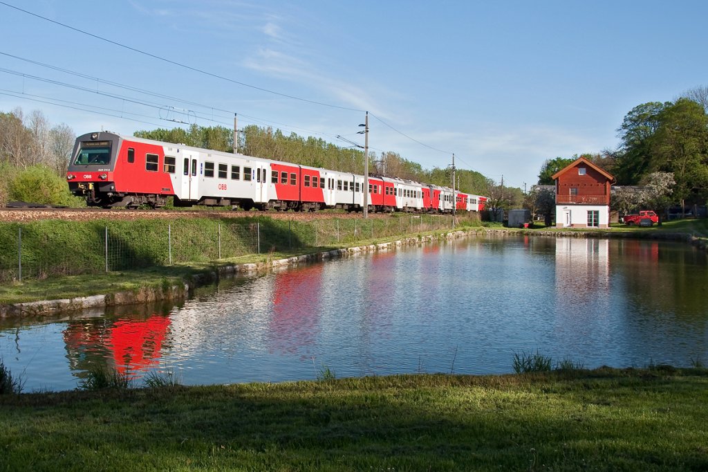 REX 7130 ist von Wien nach Krems unterwegs. Kritzendorf, am 27.04.2012.