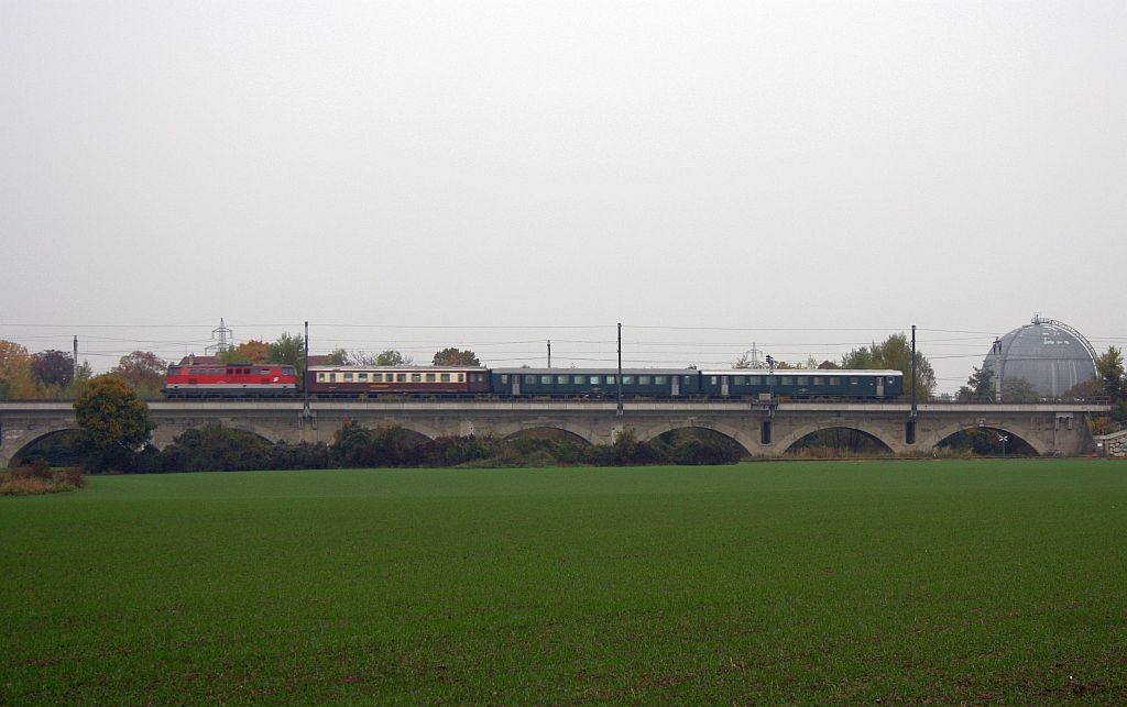 REX 7388 (Wien Sdbahnhof Ost-Ernstbrunn) am 17.Oktober 2010 auf dem Hochbahnviadukt in Wien/Floridsdorf. 