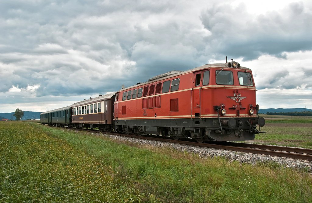REX 7396 ist am 05.09.2010 mit 2143.35 von Korneuburg nach Ernstbrunn unterwegs. Diesmal sogar mit Speisewagen;-)