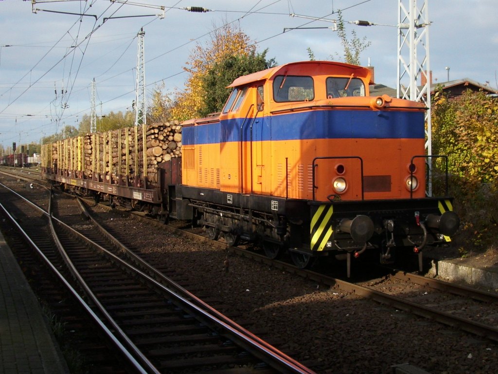RFH-Lok V60 rangierte am 31.Oktober 2009 in Rostock Bramow den Holzzug nach Niedergrne zusammen.