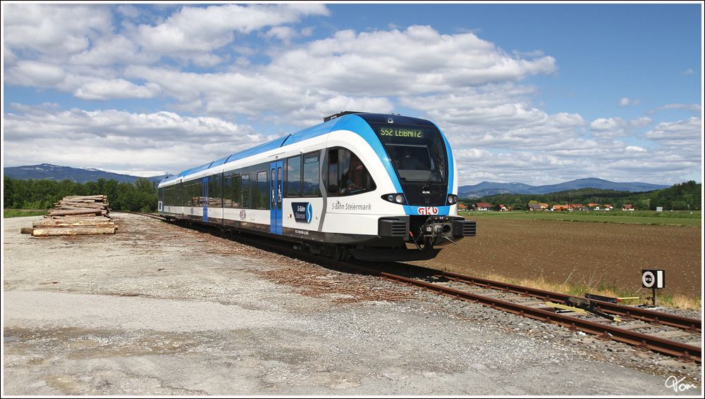 Rhapsody in Blue V - GKB GTW 63.08  S-Bahn Steiermark  fhrt als Sonderzug R 4366 (N 101) auf der Sulmtalbahn von Wies-Eibiswald nach Gleinsttten und retour.Im Hintergund ist die Koralpe zu sehen. Gleinsttten 17.5.2012 