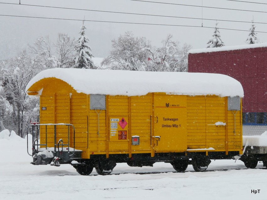 RhB / J.Mller - Tankwagen  P 10145 in Samedan am 04.12.2009