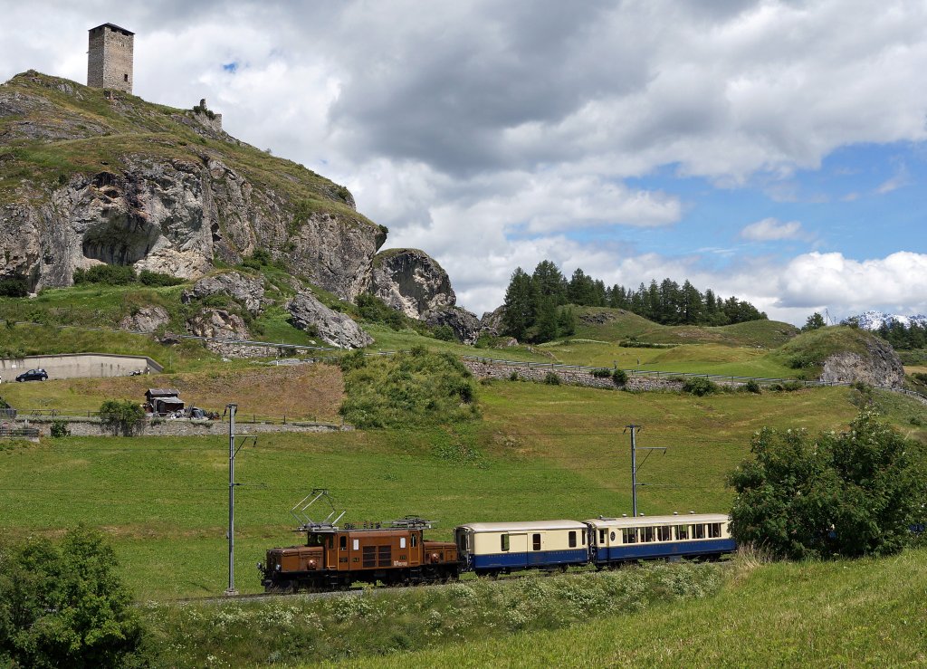RhB  100 JAHRE BEVER-SCUOL 1913 bis 2013  Ge 6/6 414 mit dem Alpine Classic Pullman Express bei Ardez am 30. Juni 2013.
Foto: Walter Ruetsch