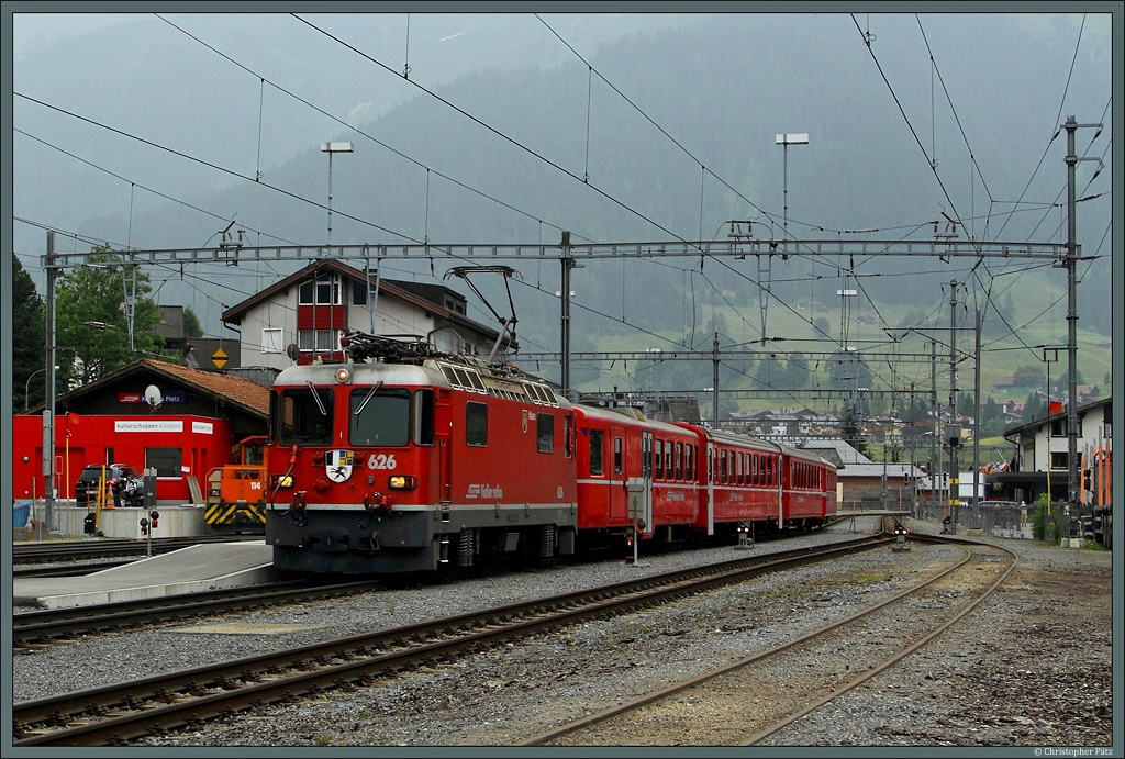 RhB 626 legt mit dem RE 1350 St. Moritz - Landquart einen kurzen Stopp in Klosters Platz ein. (08.07.2013)