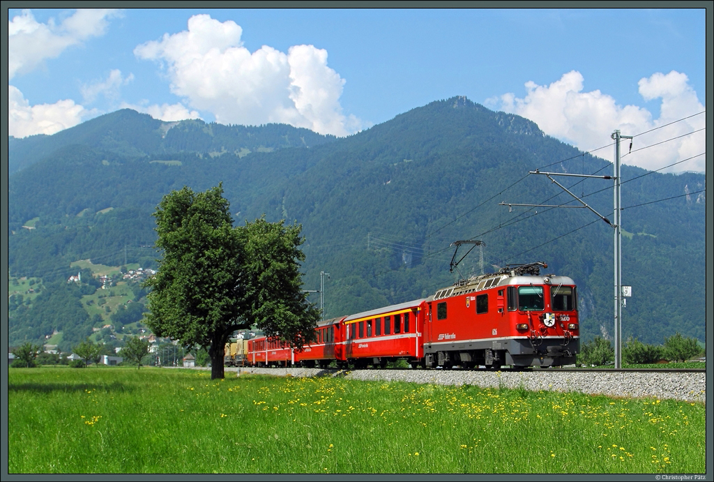 RhB 626 mit dem RE 1335 Landquart - St. Moritz bei Malans. Am Zugschluss werden zwei Auflieger fr Aldi mitgefhrt. (08.07.2013)