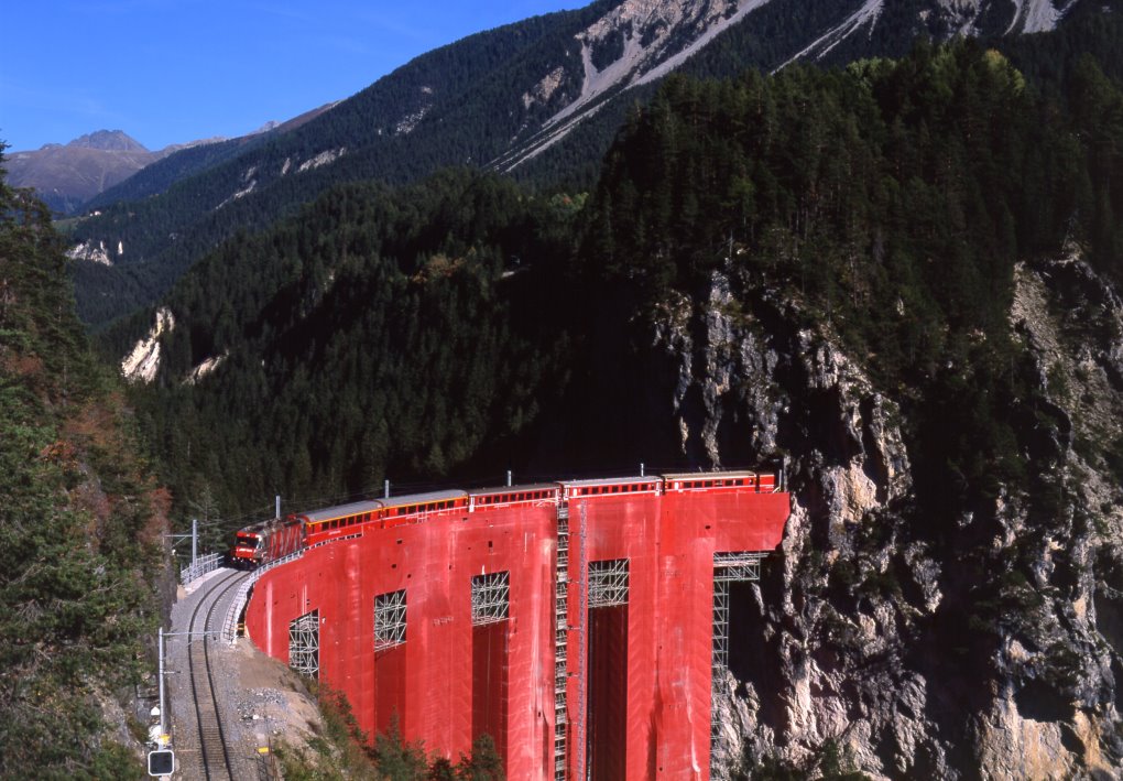 RhB 642 auf dem Landwasserviadukt am 03.10.2009. Zu diesem Zeitpunkt waren die Sanierungsarbeiten beendet, wenige Tage spter war die Schutzverkleidung entfernt.