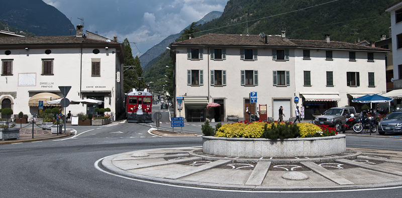 RhB ABe 4/4 56 und 54 am 9. August 2010 auf dem Marktplatz von Tirano.
