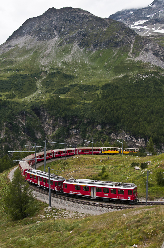 RhB ABe 4/4 II 48+44 am 14. August 2010 an der berhmten Stelle bei Alp Grm.
