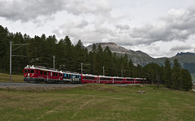 RhB ABe 4/4 III 55  Diavolezza  und 53  Tirano  am 14. August 2010 mit Berninaexpress bei Pontresina.
